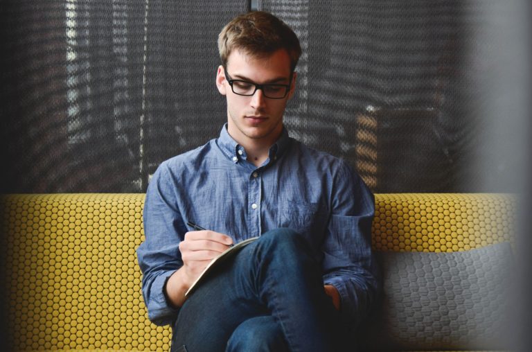 Homme StartupStockPhoto Pixabay