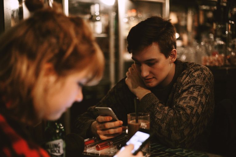 homme telephone StockSnap / Pixabay