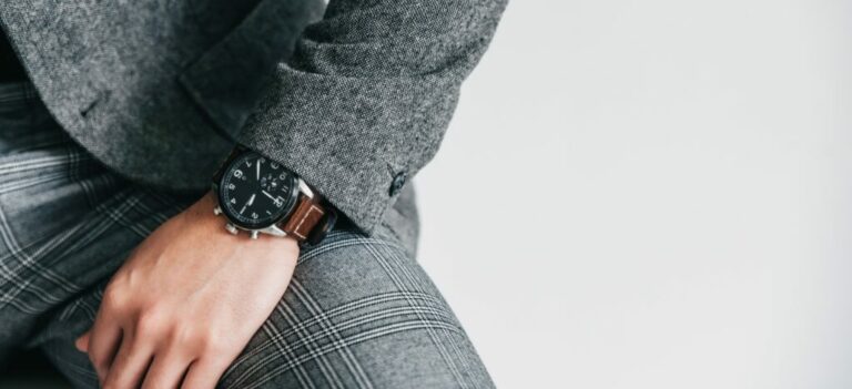 homme costume montre bien choisir critères