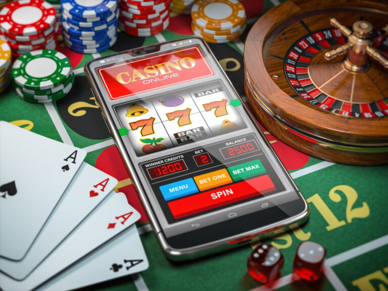 Casino en ligne. Smartphone ou téléphone portable, machine à sous, dés, cartes et roulette