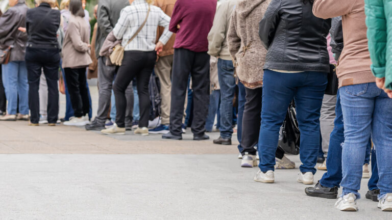 attention debout file d'attente