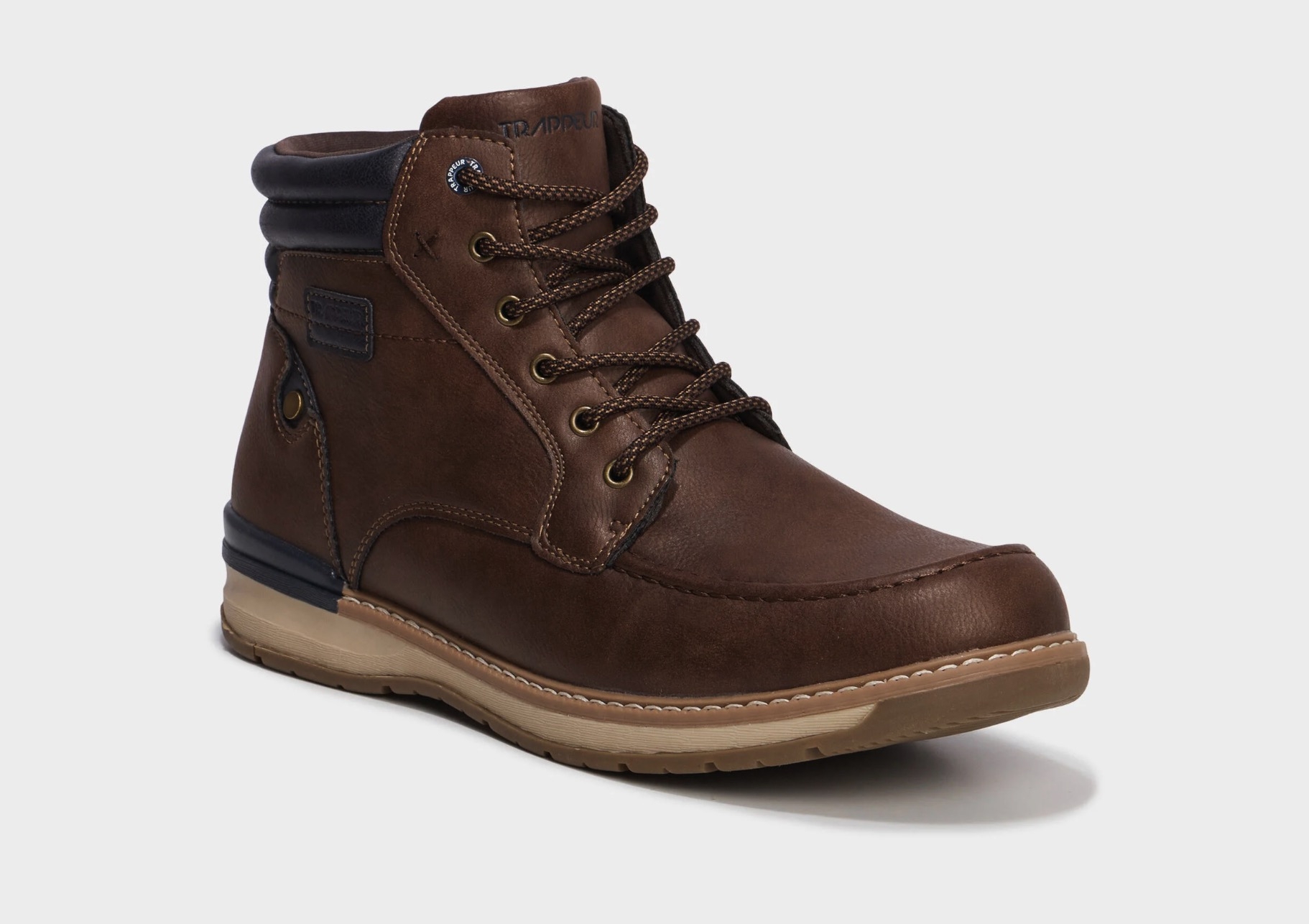 Comment porter la boots marron à lacets pour un style irrésistible