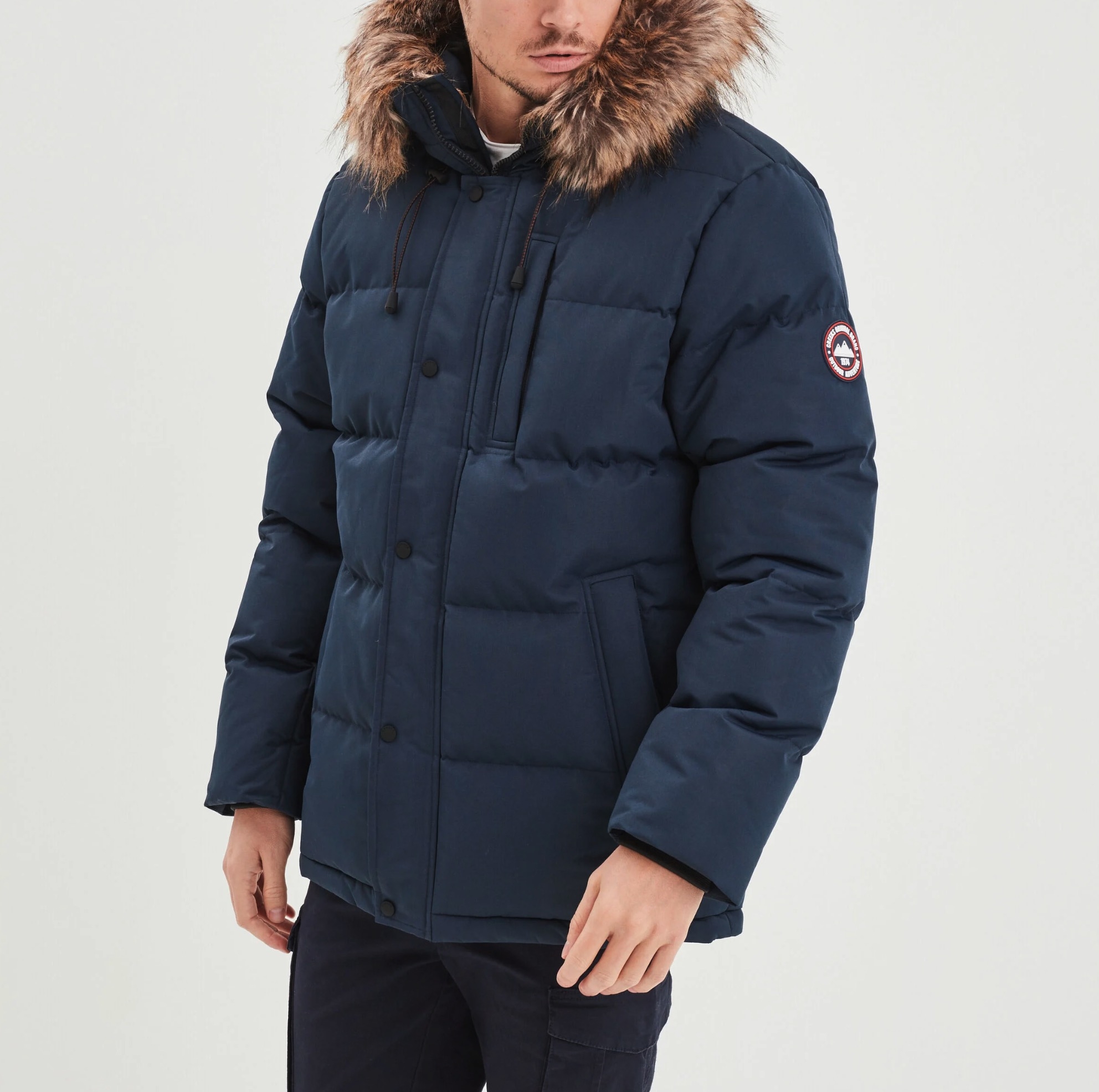 À la loupe : zoom sur les atouts de la parka à capuche fausse fourrure