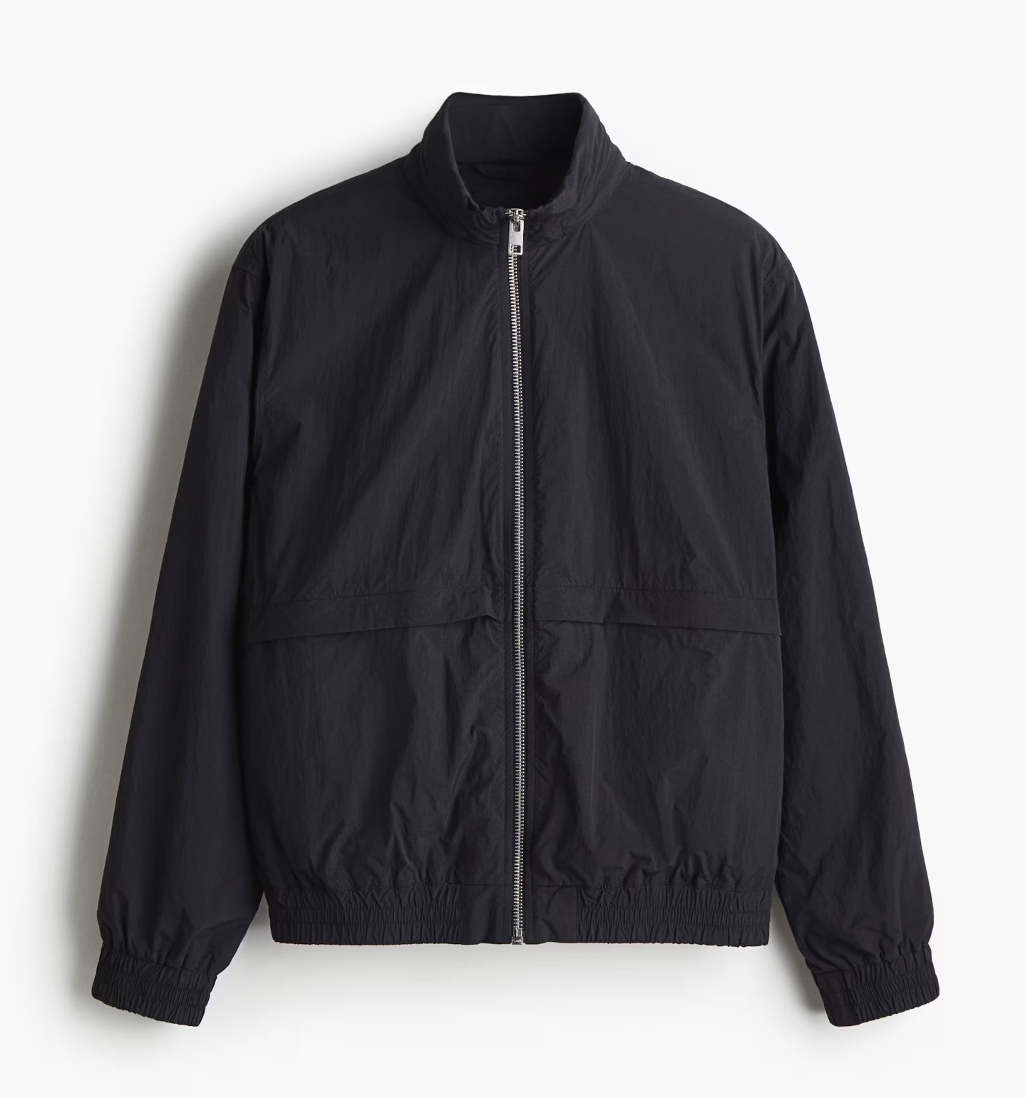 Nylon, coupe loose et style urbain : les atouts qui changent tout