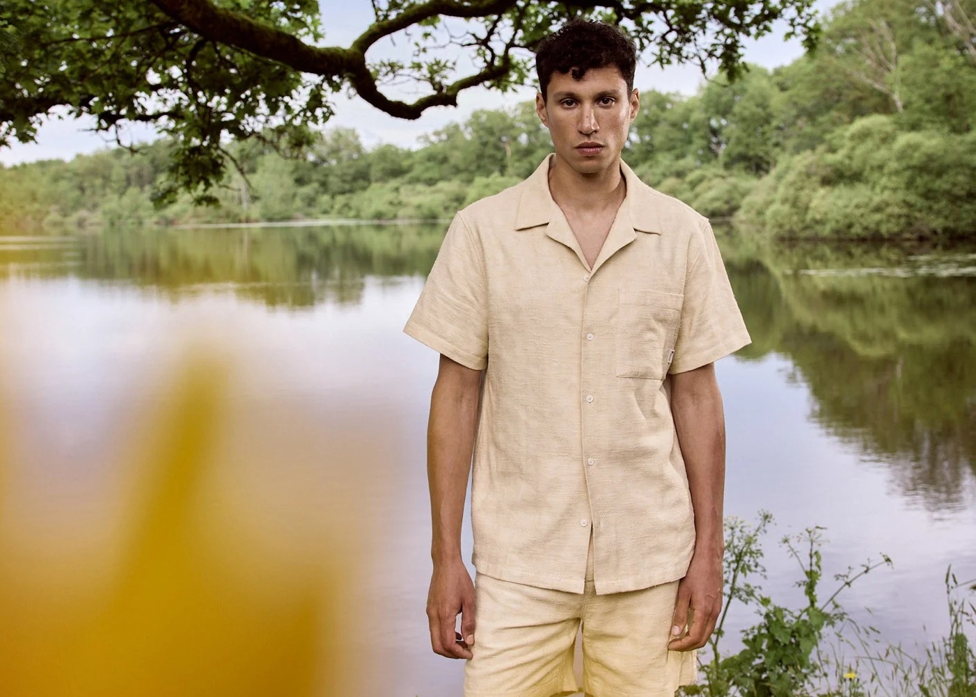 Beige, vert olive ou rose poudré : voici le secret stylistique des hommes bien habillés pour s&rsquo;assurer un look estival parfait sans craindre la faute de goût